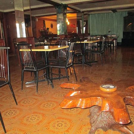 Hotel Istana Makassar Bagian luar foto