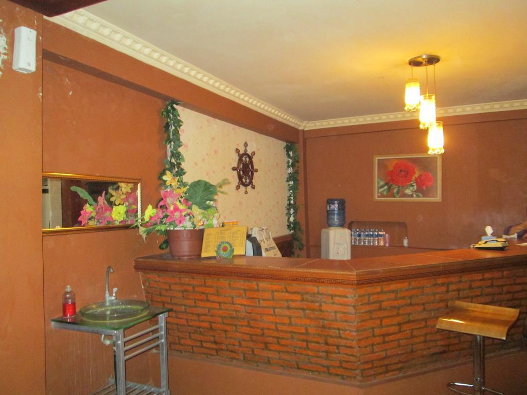 Hotel Istana Makassar Bagian luar foto