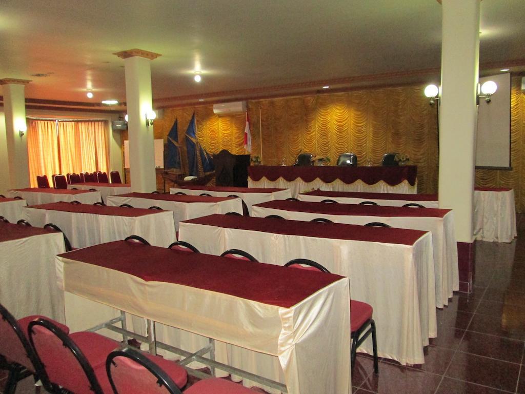 Hotel Istana Makassar Bagian luar foto