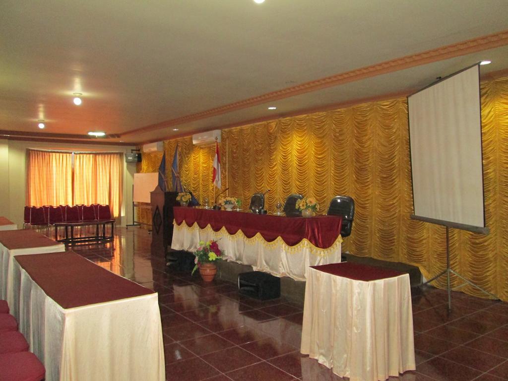 Hotel Istana Makassar Bagian luar foto