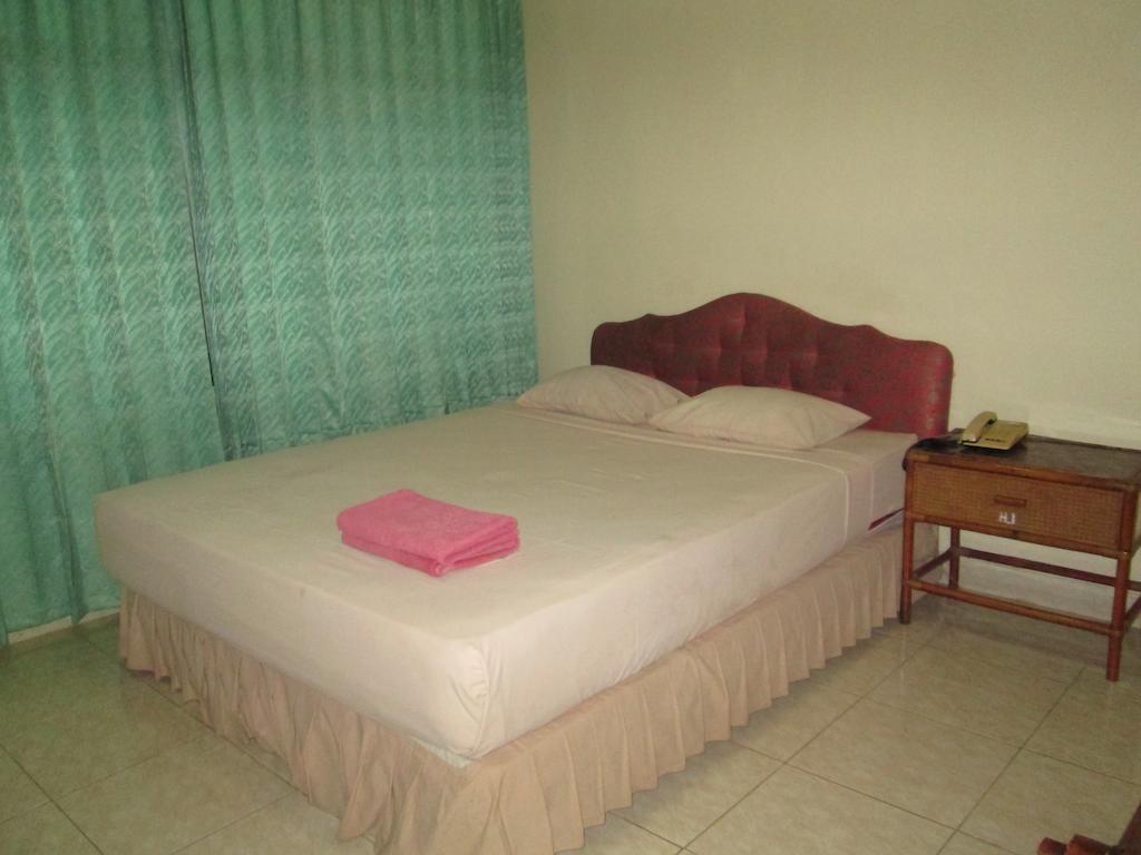 Hotel Istana Makassar Bagian luar foto