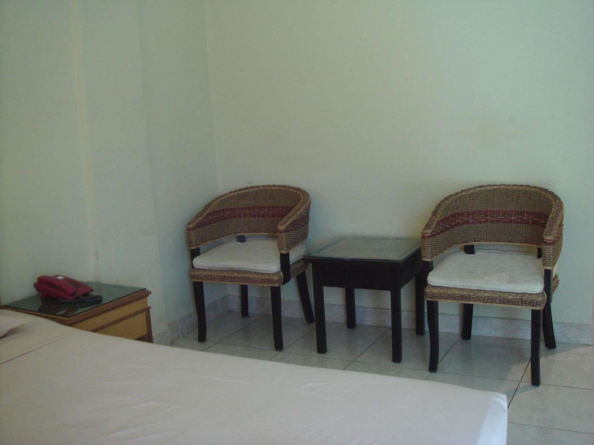 Hotel Istana Makassar Bagian luar foto