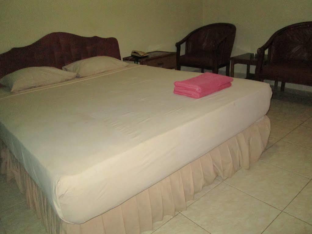 Hotel Istana Makassar Bagian luar foto